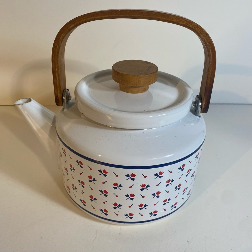 Vintage 1982 Gailstyn-Sutton Monique Enamel Tea Pot 
Made in Taiwan